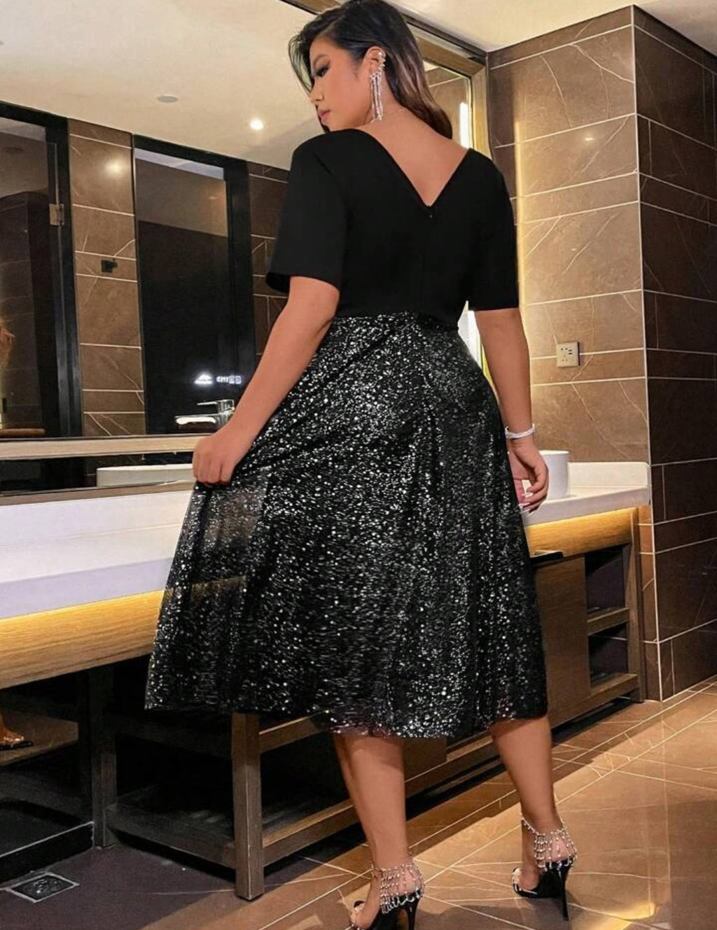 Vestido negro con falda de brillo plateado