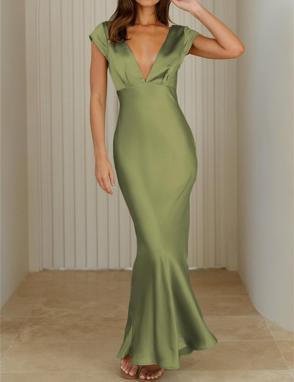Vestido satinado verde oliva con espalda semi abierta manga corta