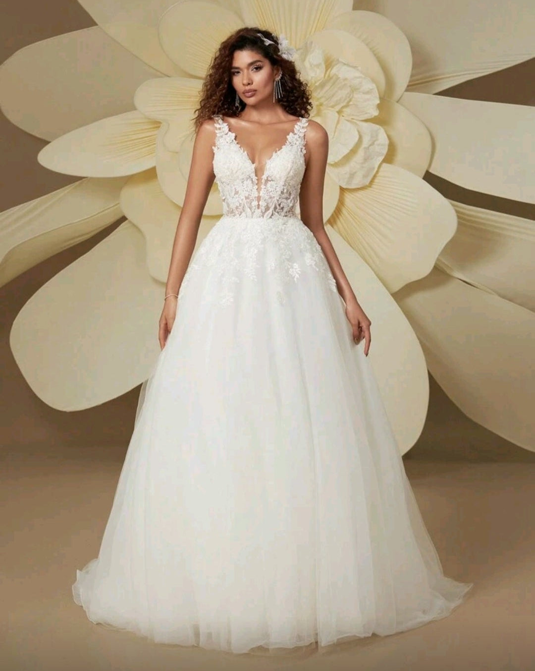 Vestido de Novia Ensueño: Encaje Floral pedrería y Falda Etérea de Tul