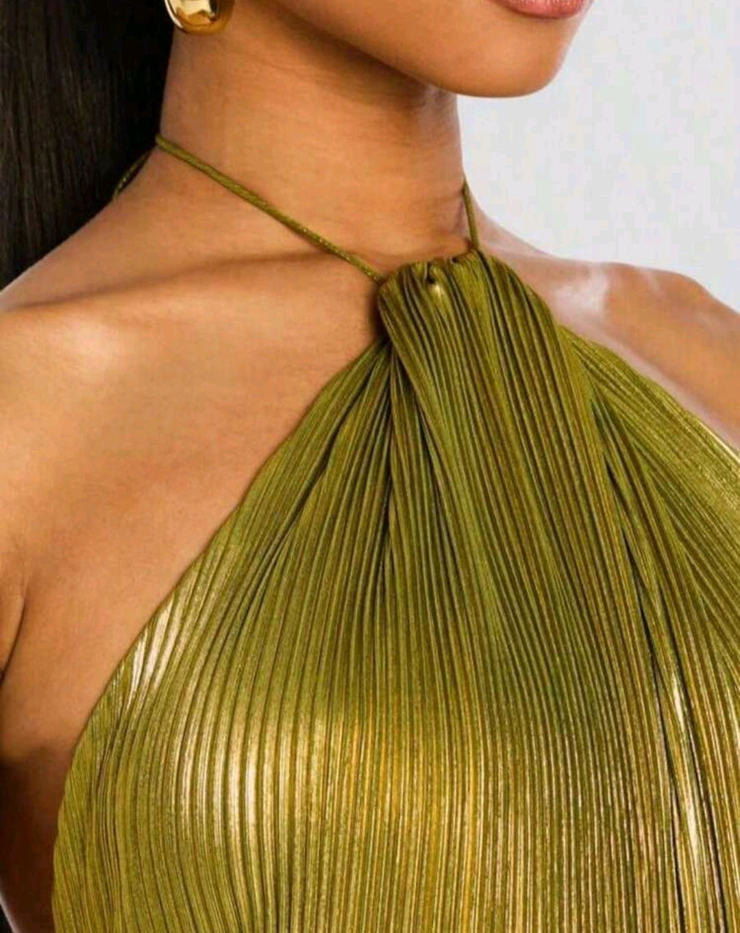 Vestido oliva metálico espalda abierta con abertura lateral