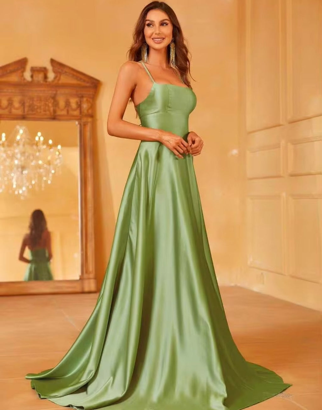 Vestido verde sage oscuro satinado con corsé ajustable espalda semi abierta
