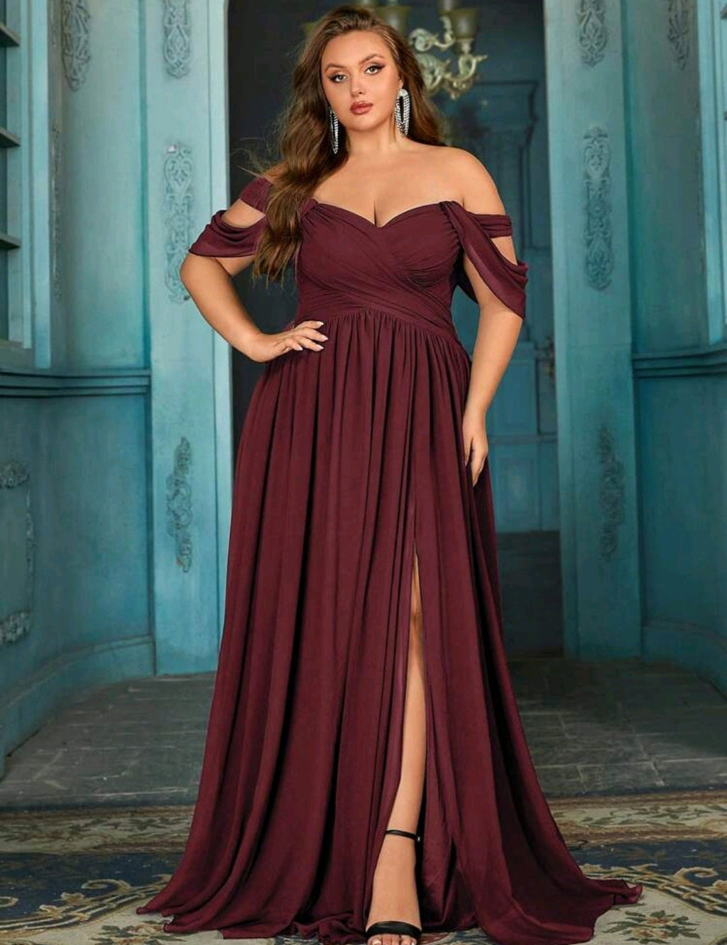 Vestido vino off-the-shoulder con abertura lateral