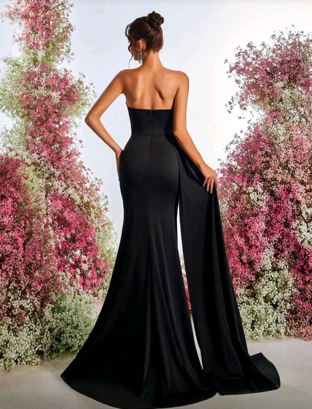 Vestido Negro con abertura lateral y perlas blancas