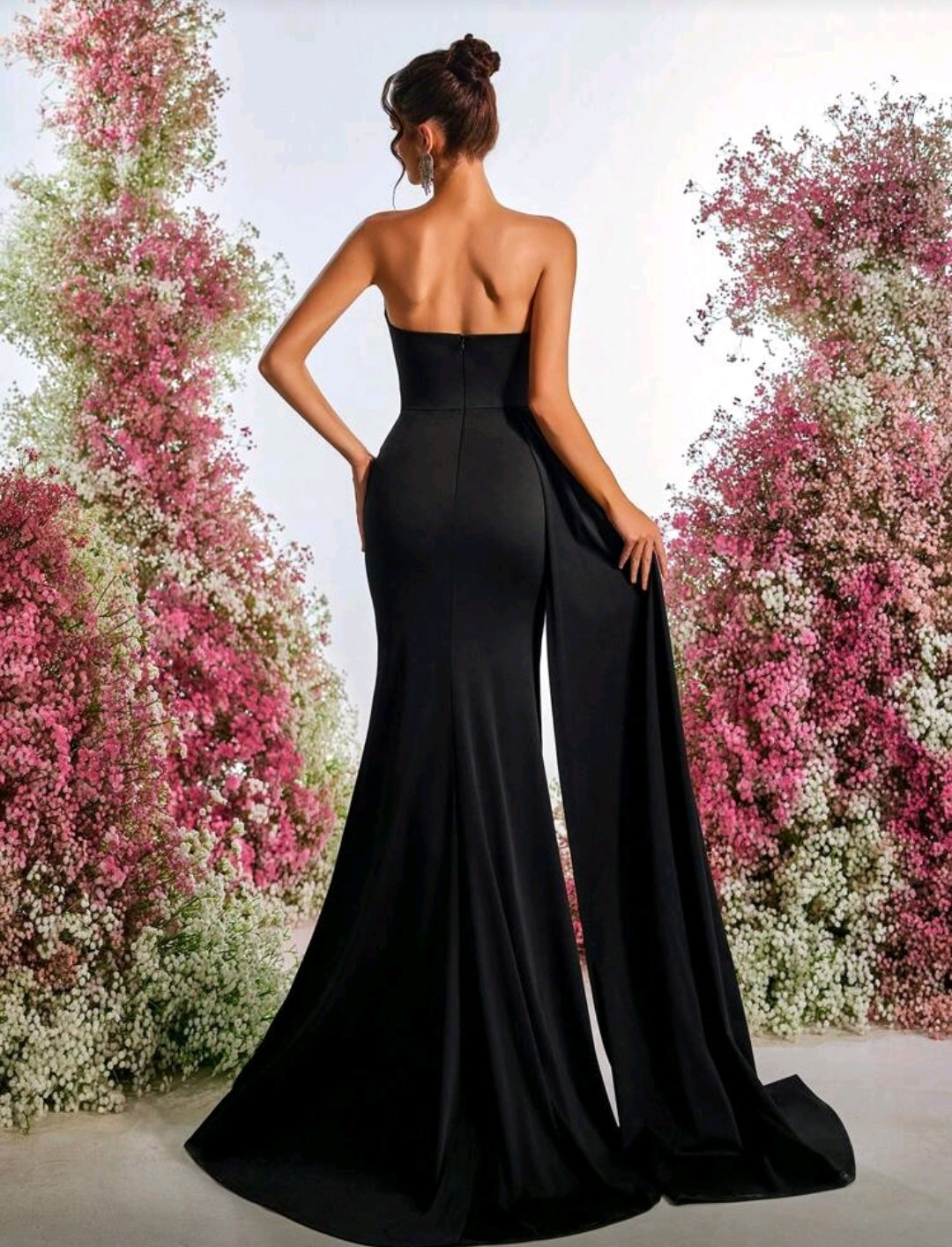 Vestido Negro con abertura lateral y perlas blancas