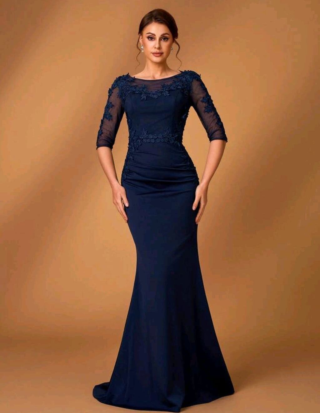 Vestido azul marino pegado al cuerpo manga 3/4