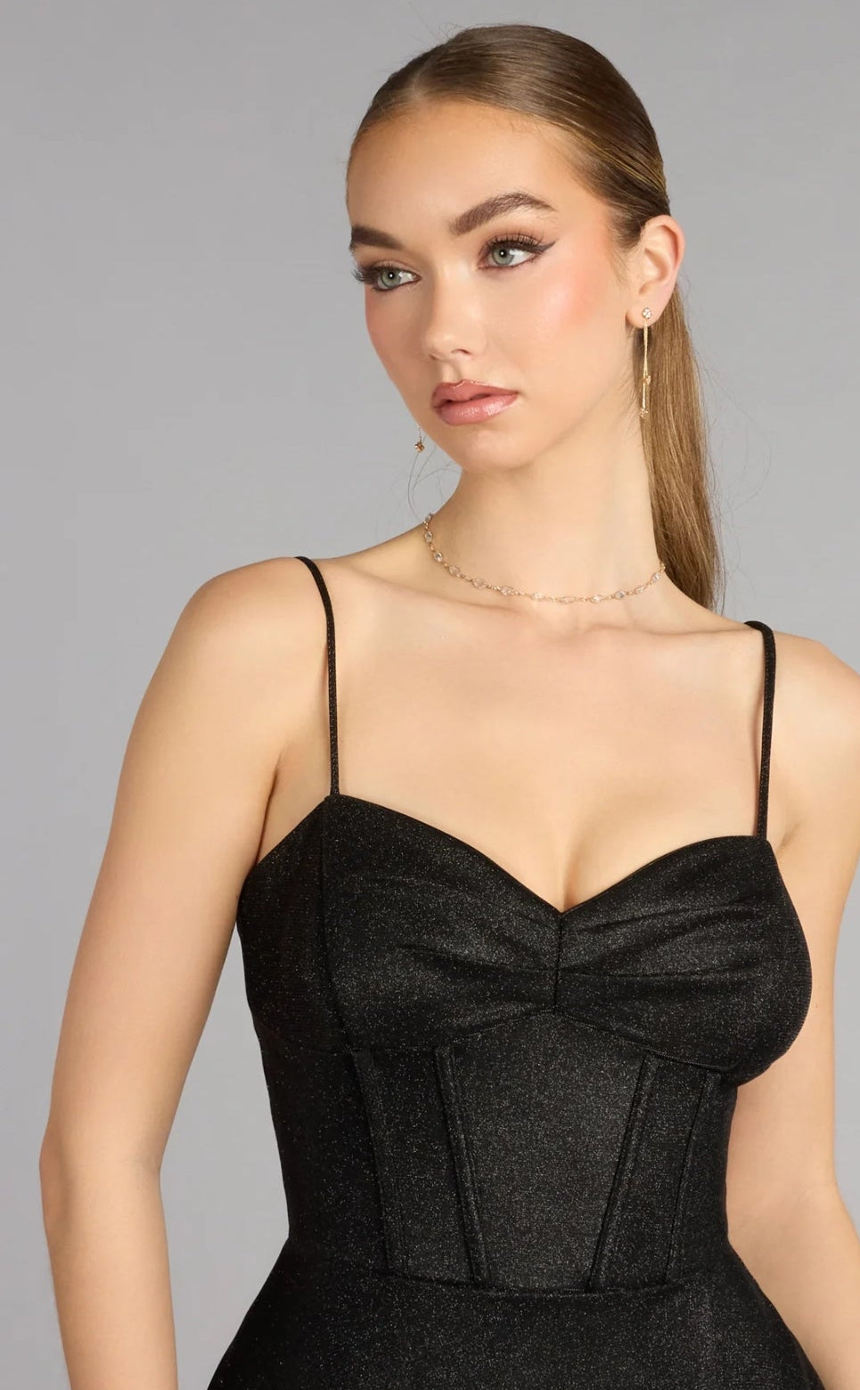 Vestido Leyla negro brillante con espalda abierta ajustable