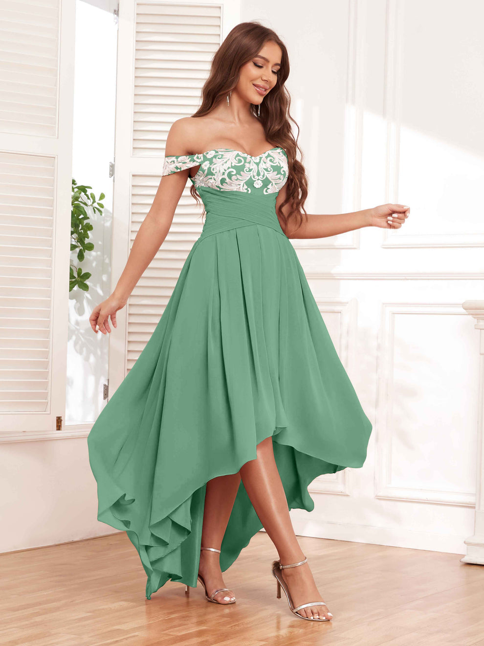 Vestido verde sage con aplicación encaje blanco off-the-shoulder