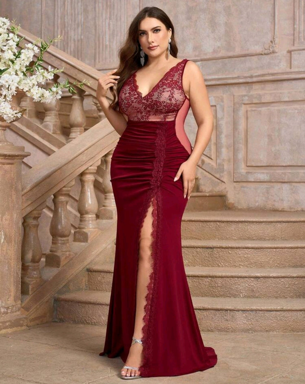 Vestido encaje con forro beige y abertura lateral