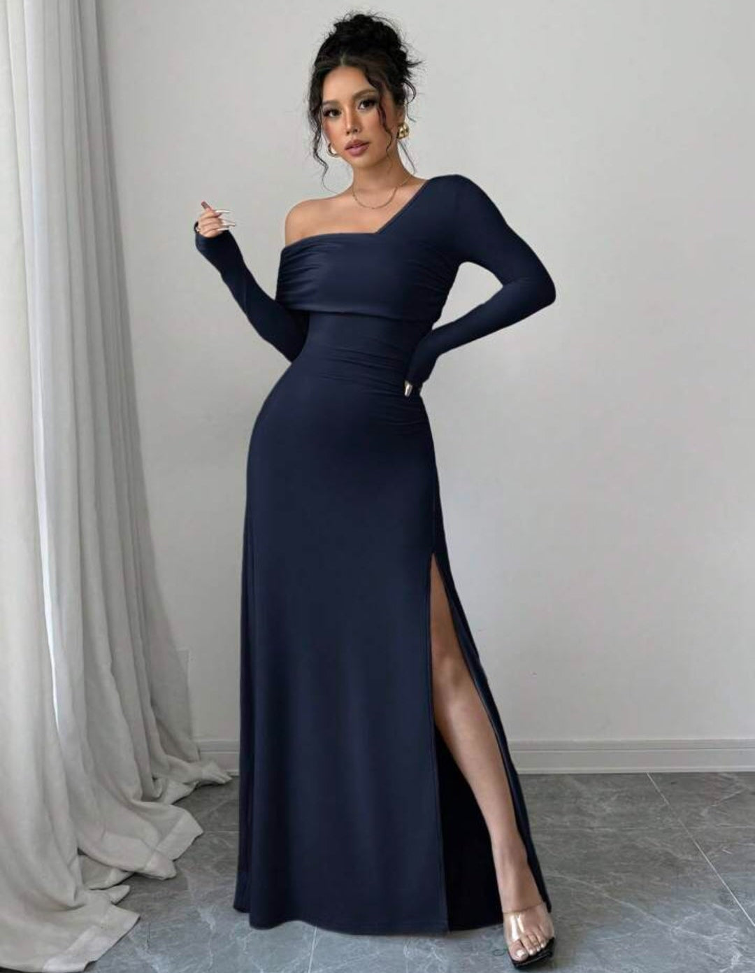 Vestido azul oscuro manga larga con abertura lateral
