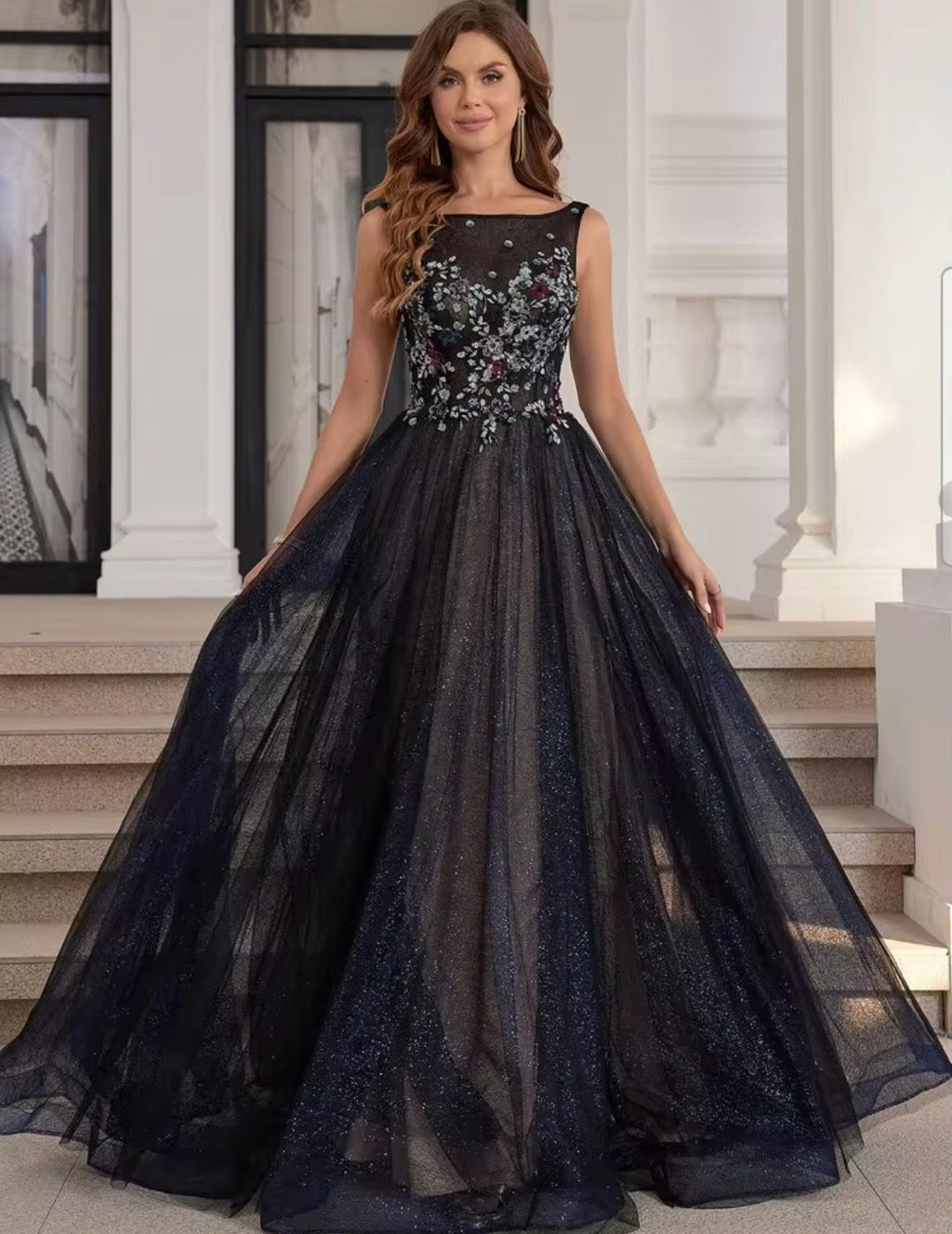 Vestido con aplicación floral colores negro azulado con fondo beige sin manga