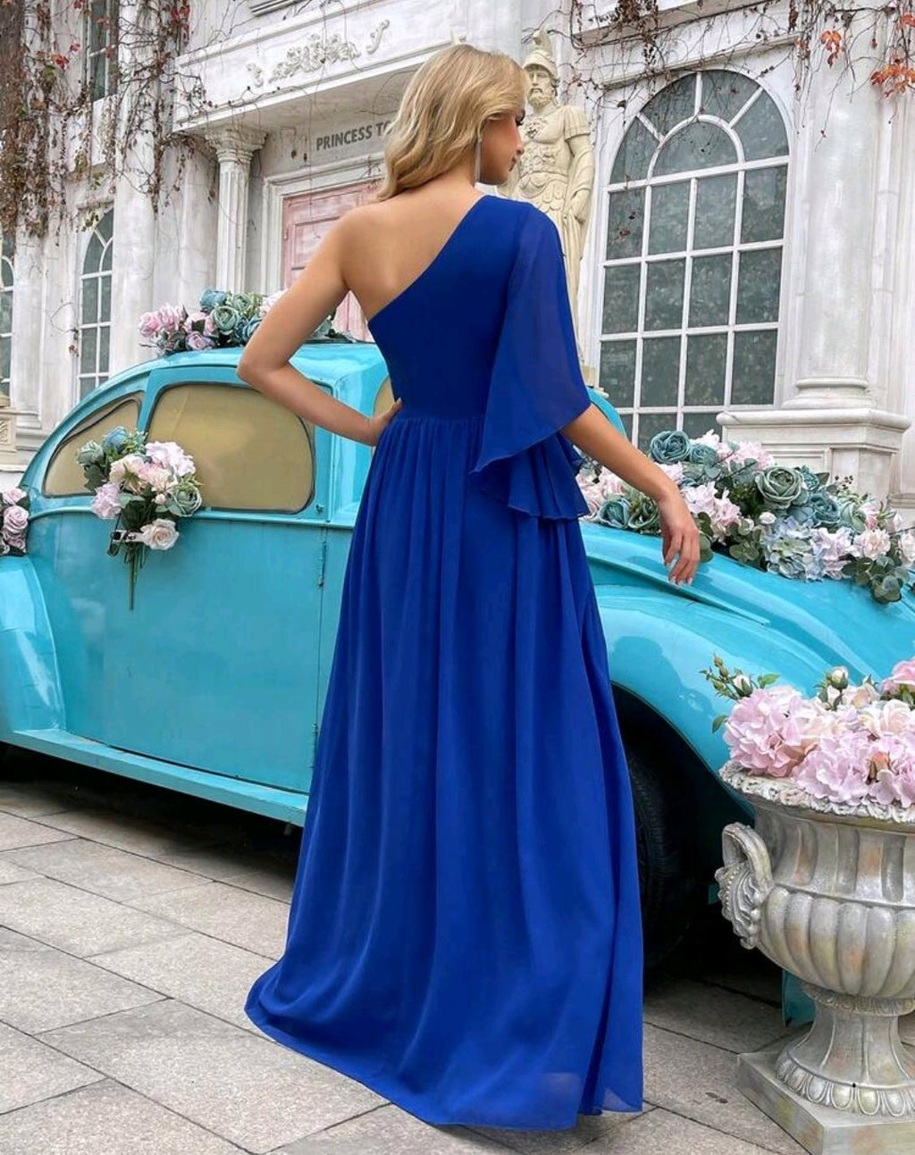 Vestido azul rey de una manga con abertura lateral