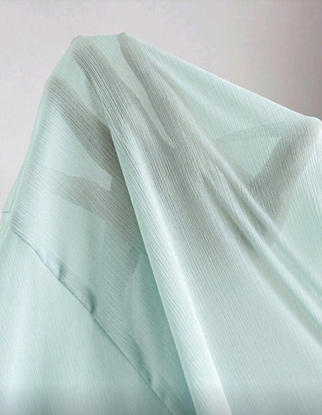 Vestido verde menta con tela chiffon