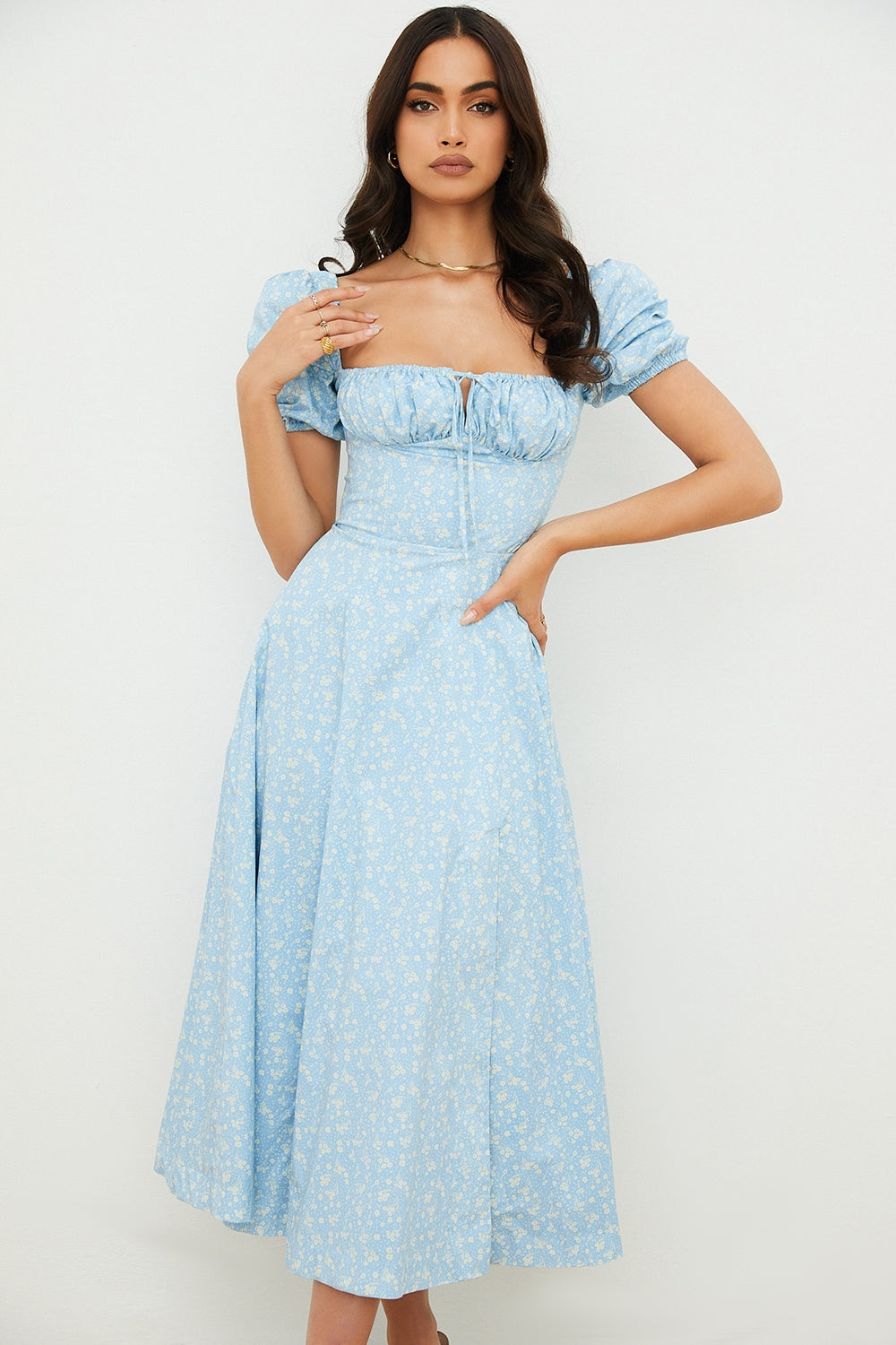 Vestido celeste con flores blancas pequeñas