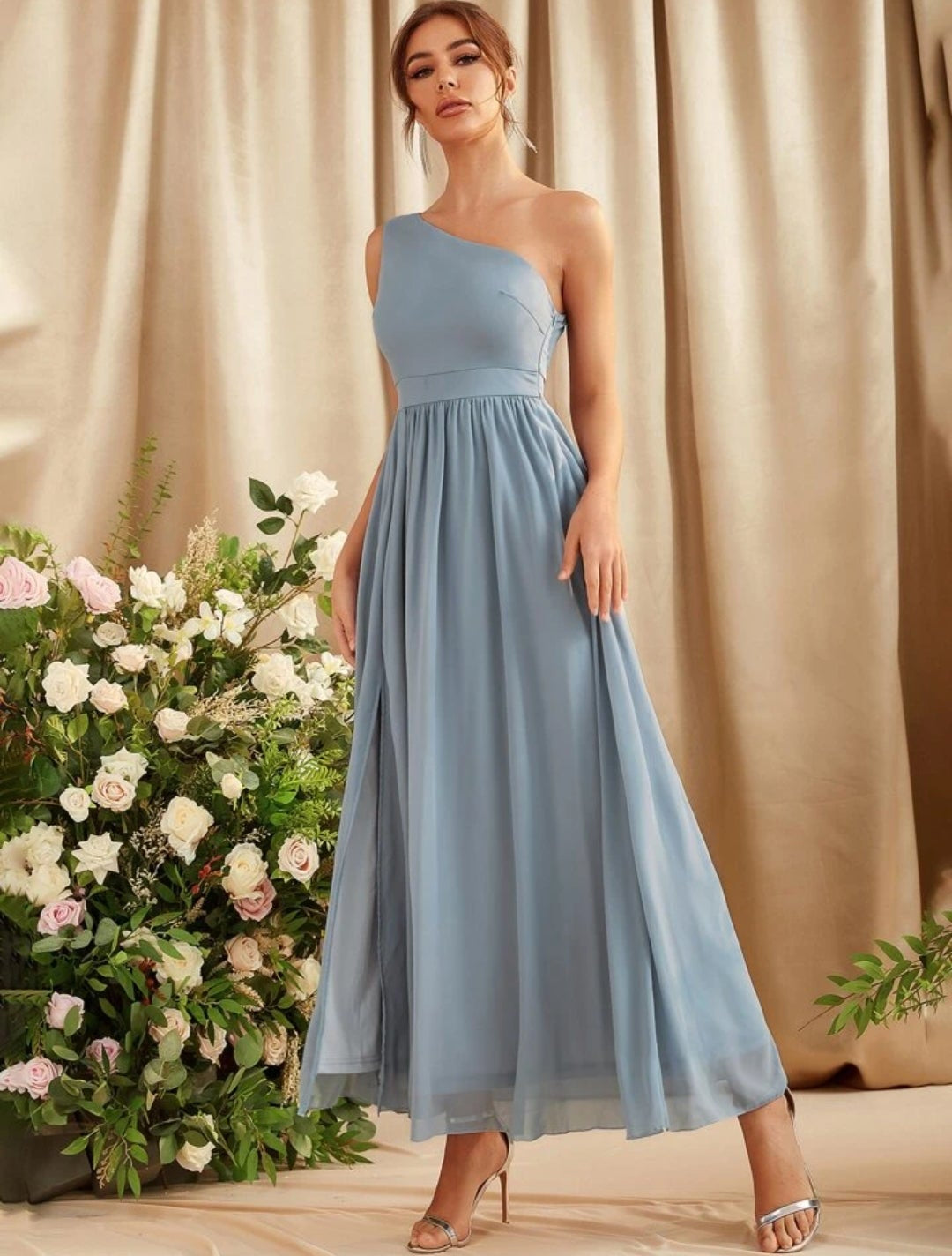 Vestido dusty blue una manga con abertura lateral