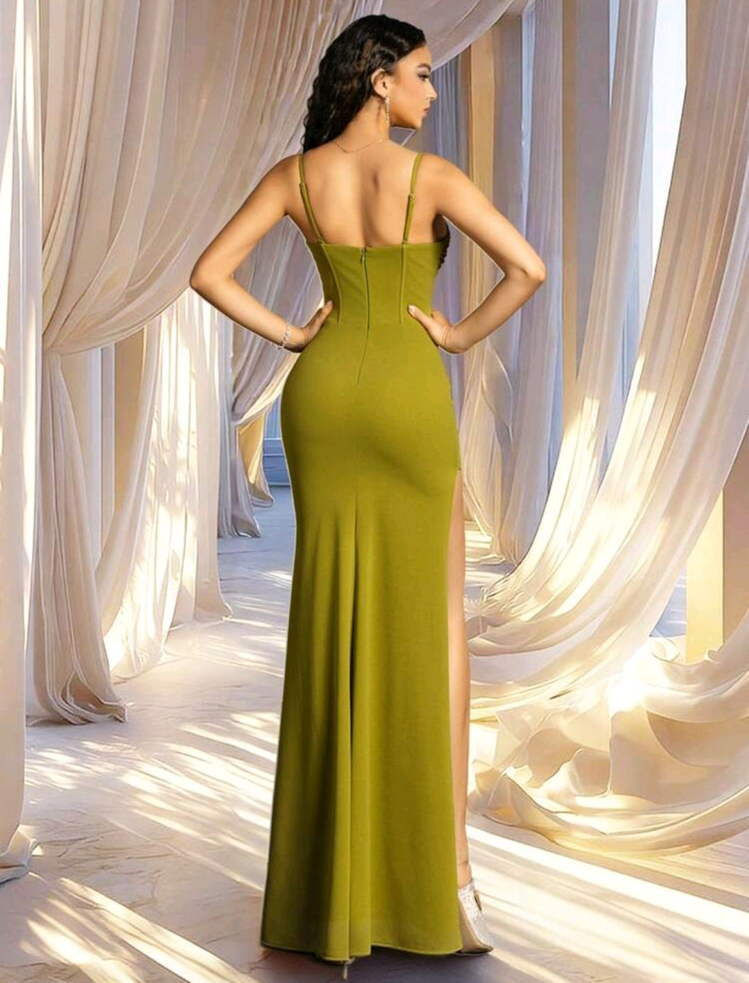 Vestido Olivia con abertura lateral y Brillo en escote corazón