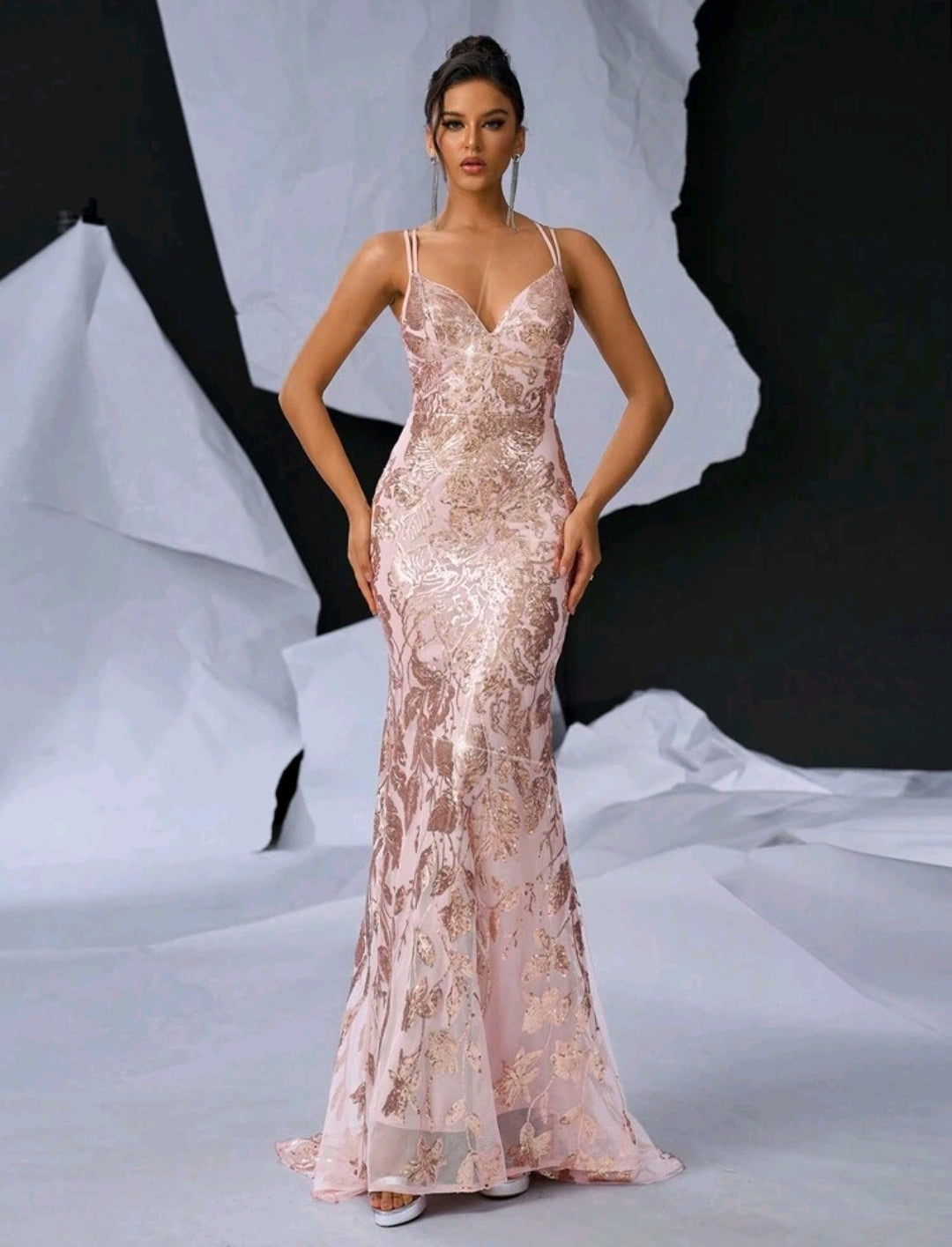Vestido oro rosa con escote pronunciado y espalda abierta