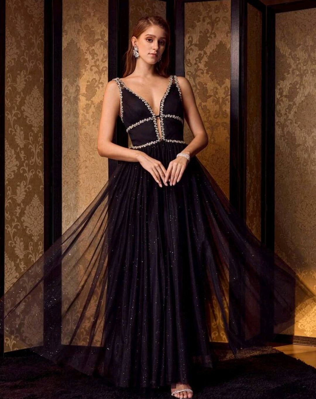 Vestido negro brillante con escote pronunciado