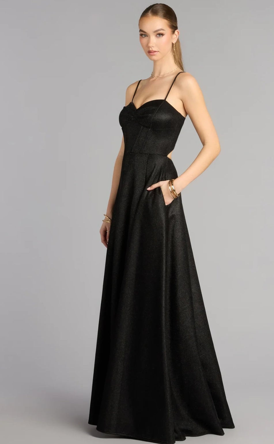 Vestido Leyla negro brillante con espalda abierta ajustable