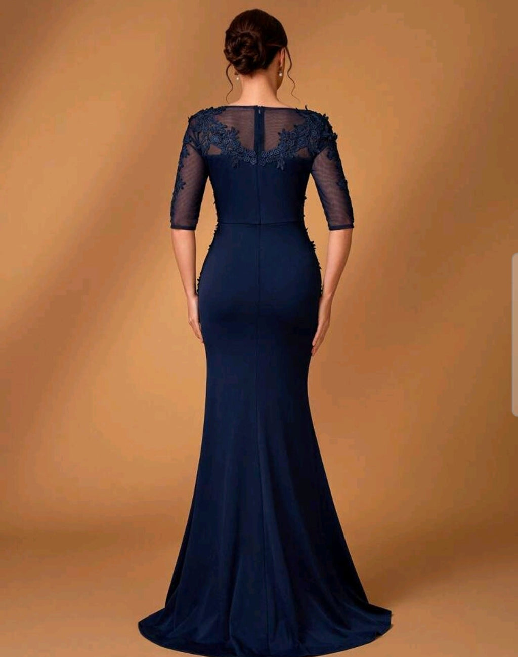 Vestido azul marino pegado al cuerpo manga 3/4