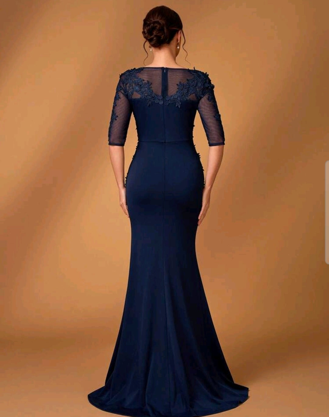 Vestido azul marino pegado al cuerpo manga 3/4