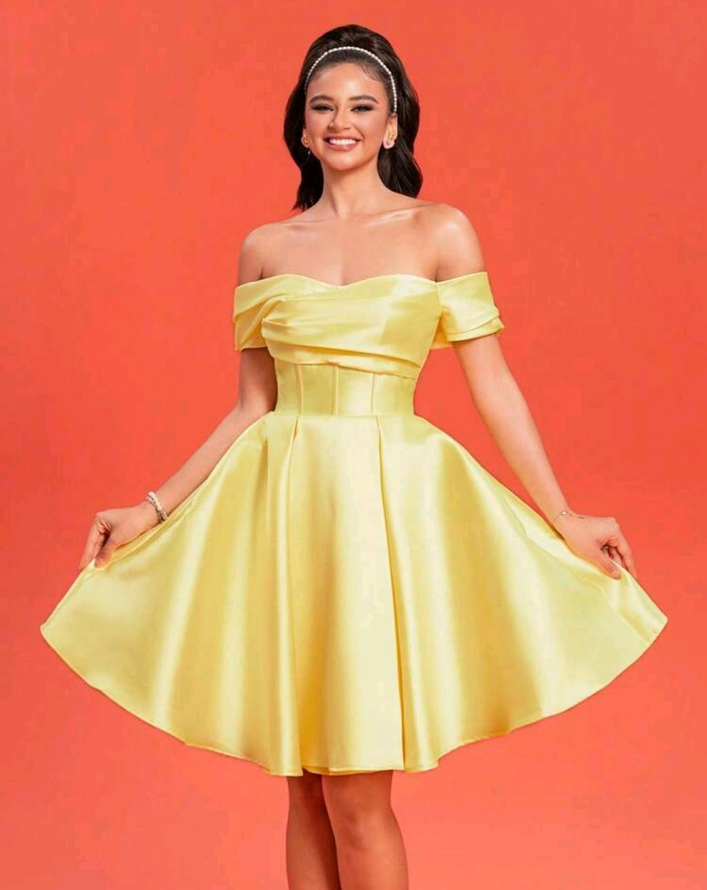 Vestido amarillo off-the-shoulder corte A