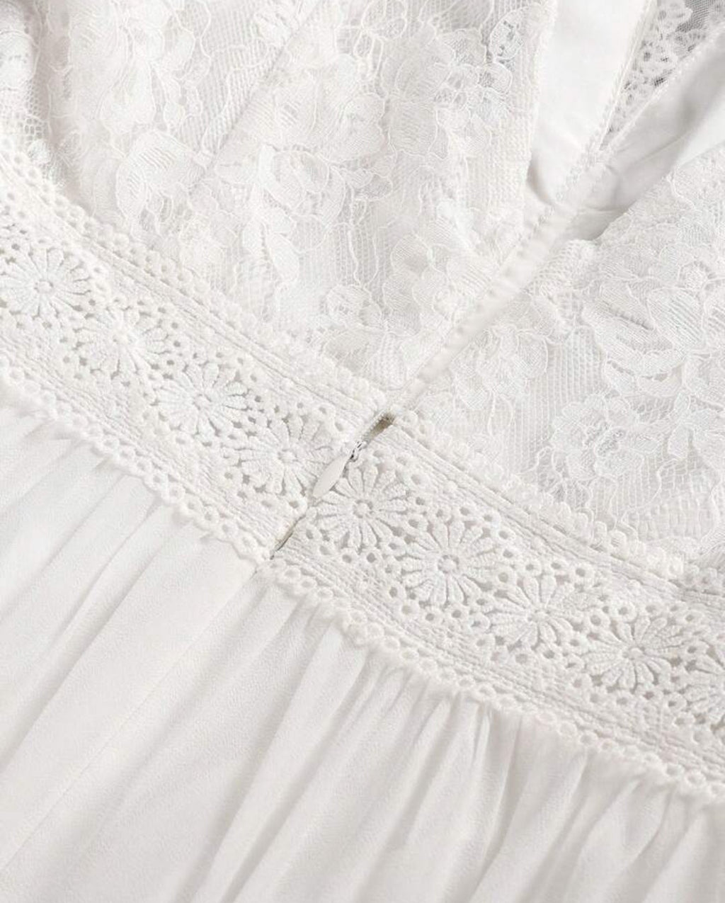 Vestido de Novia Romántico en Gasa y Encaje Floral con Escote en V