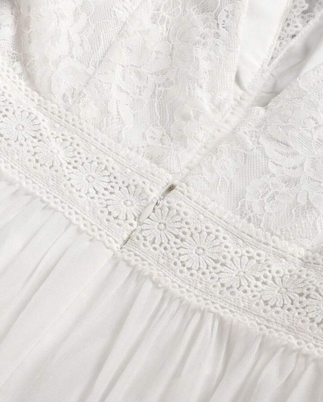 Vestido de Novia Romántico en Gasa y Encaje Floral con Escote en V