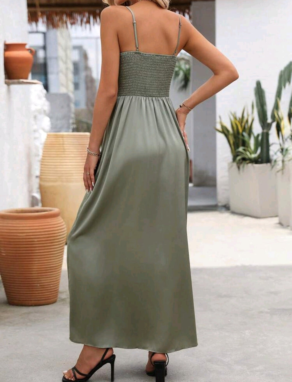 Vestido verde oliva satinado con escote en V