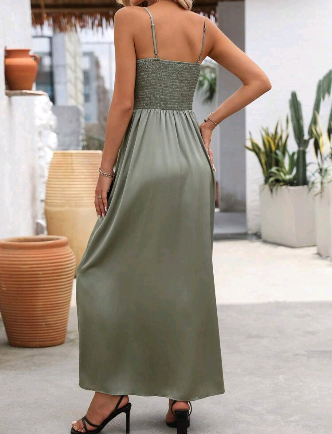 Vestido verde oliva satinado con escote en V