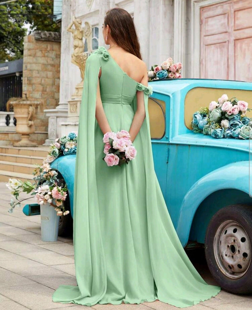 Vestido verde sage manga capa con abertura lateral