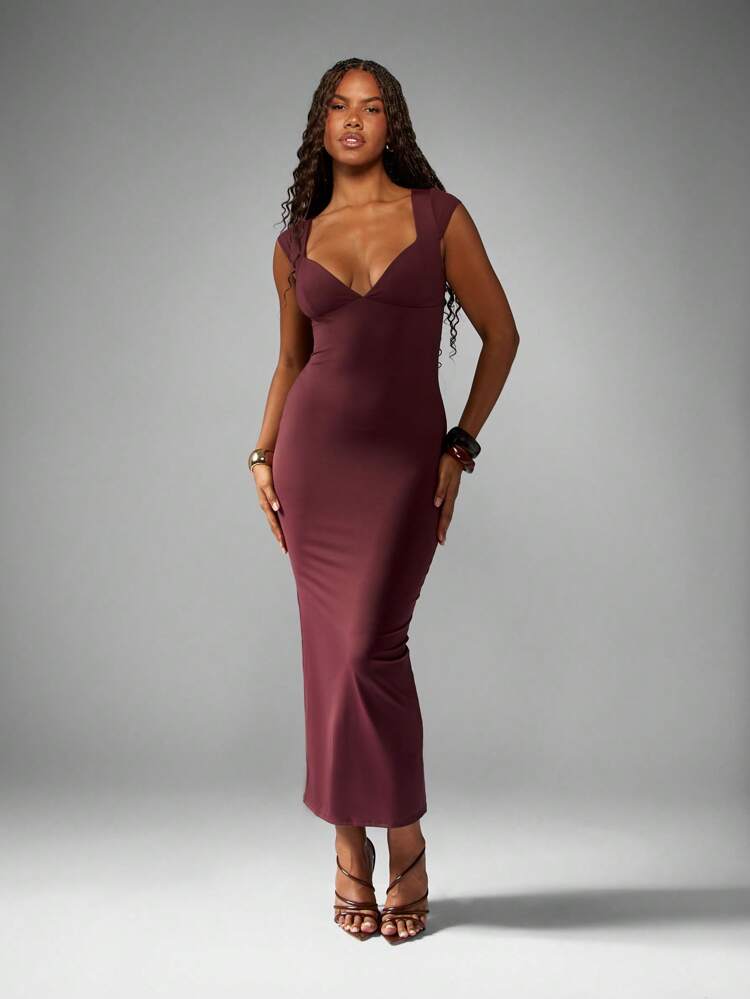 Vestido vino pegado al cuerpo con escote pronunciado