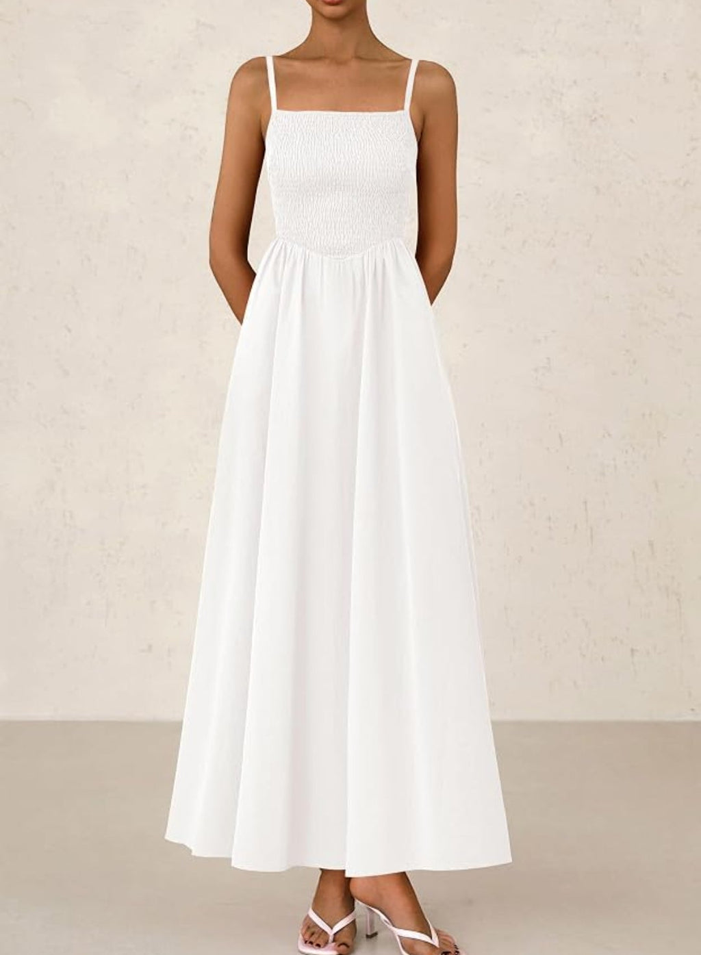 Vestido blanco spaguetti con bolsas invisibles tirante delgado