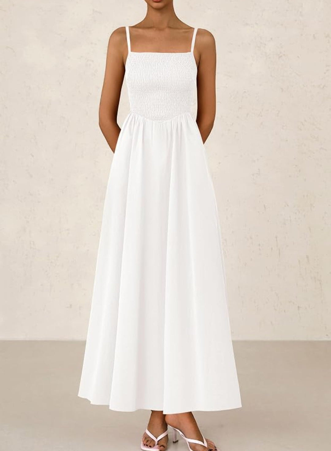 Vestido blanco spaguetti con bolsas invisibles tirante delgado