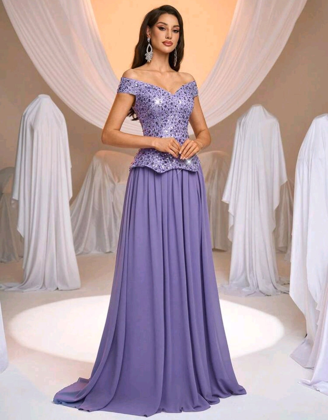 Vestido lila off-the-shoulder lentejuelas y falda chiffon