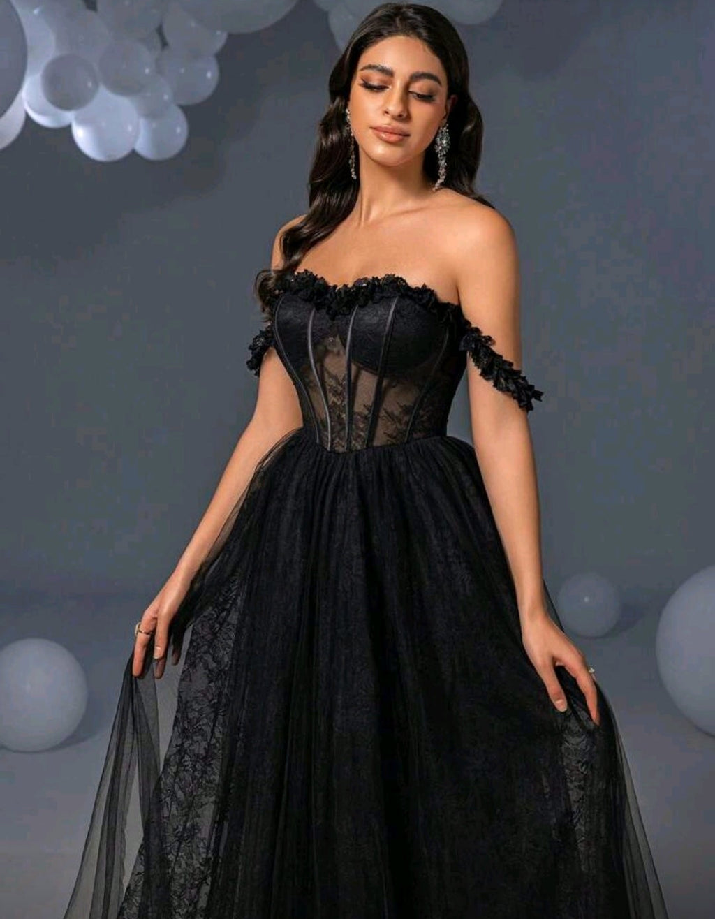 Vestido de encaje y con varillas y tul