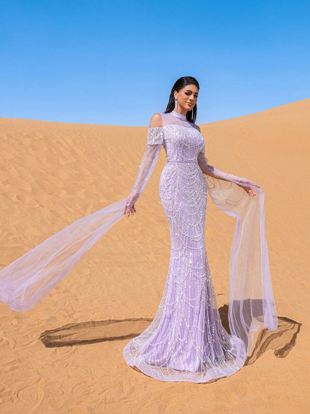 Vestido lila con pedrería y manga capa