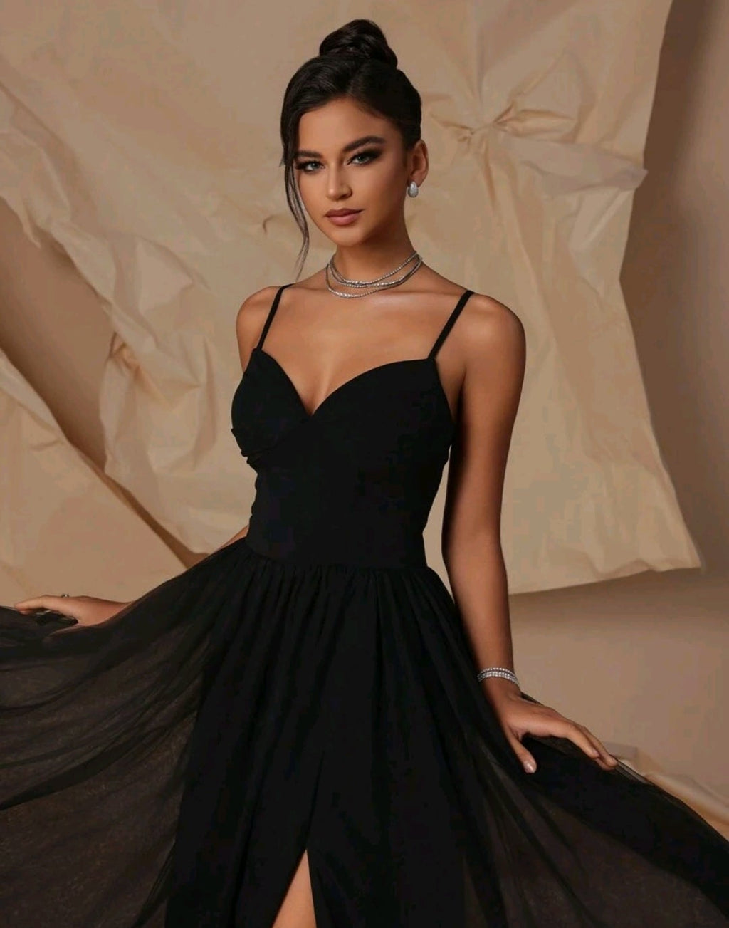 Vestido negro con abertura lateral falda de tul con corsé ajustable