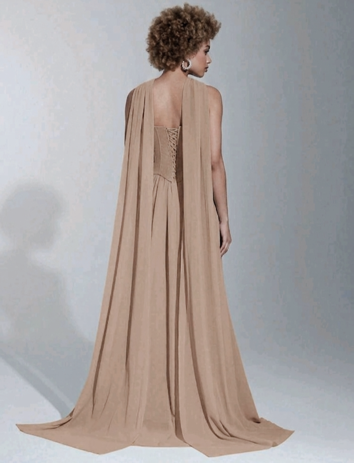 Vestido color beige oscuro straple falda corte A con capa