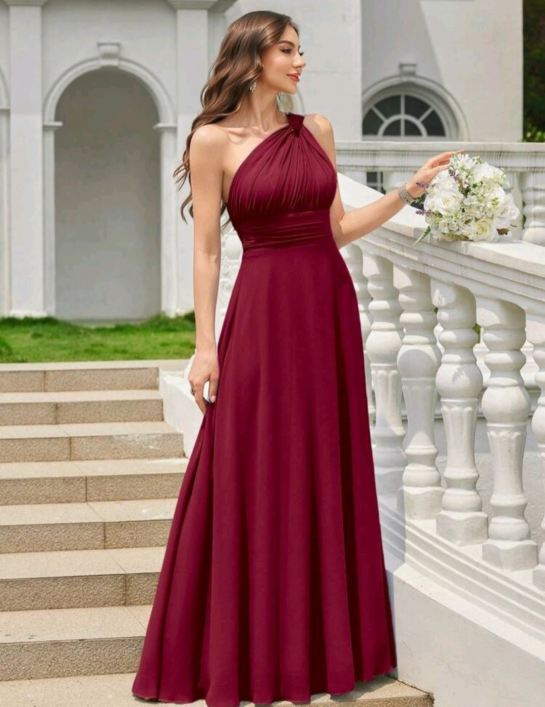 Vestido burgundy oscuro de una manga corte A con corsé ajustable