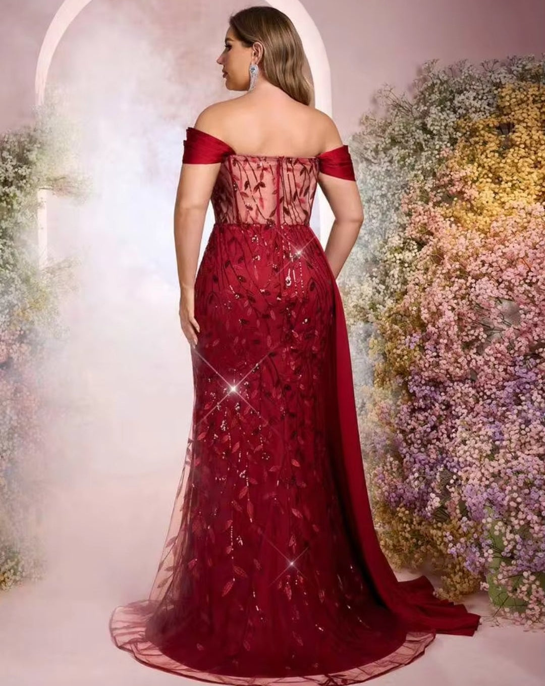 Vestido vino rojizo off-the-shoulder con abertura lateral y transparencia