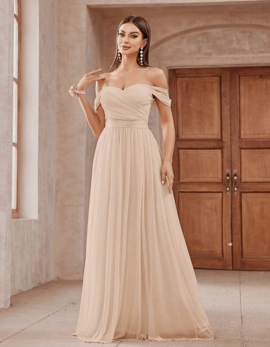 Vestido champagne off-the-shoulder corte A con brillo sutil