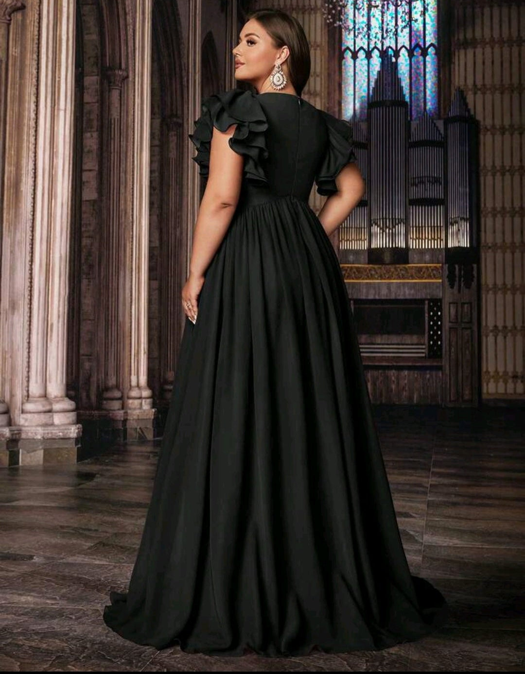 Vestido negro manga corta con abertura lateral