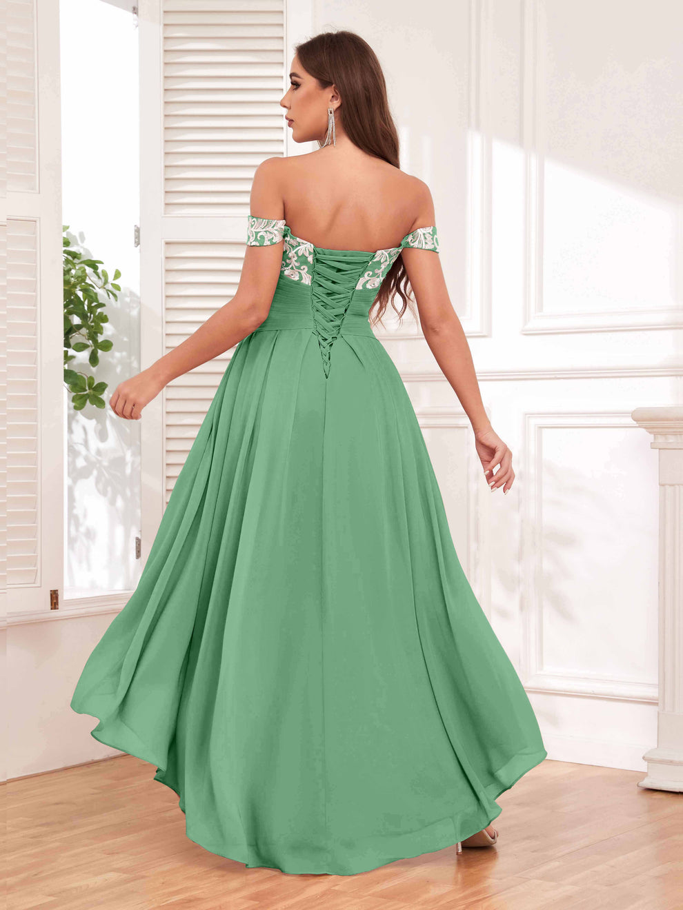 Vestido verde sage con aplicación encaje blanco off-the-shoulder