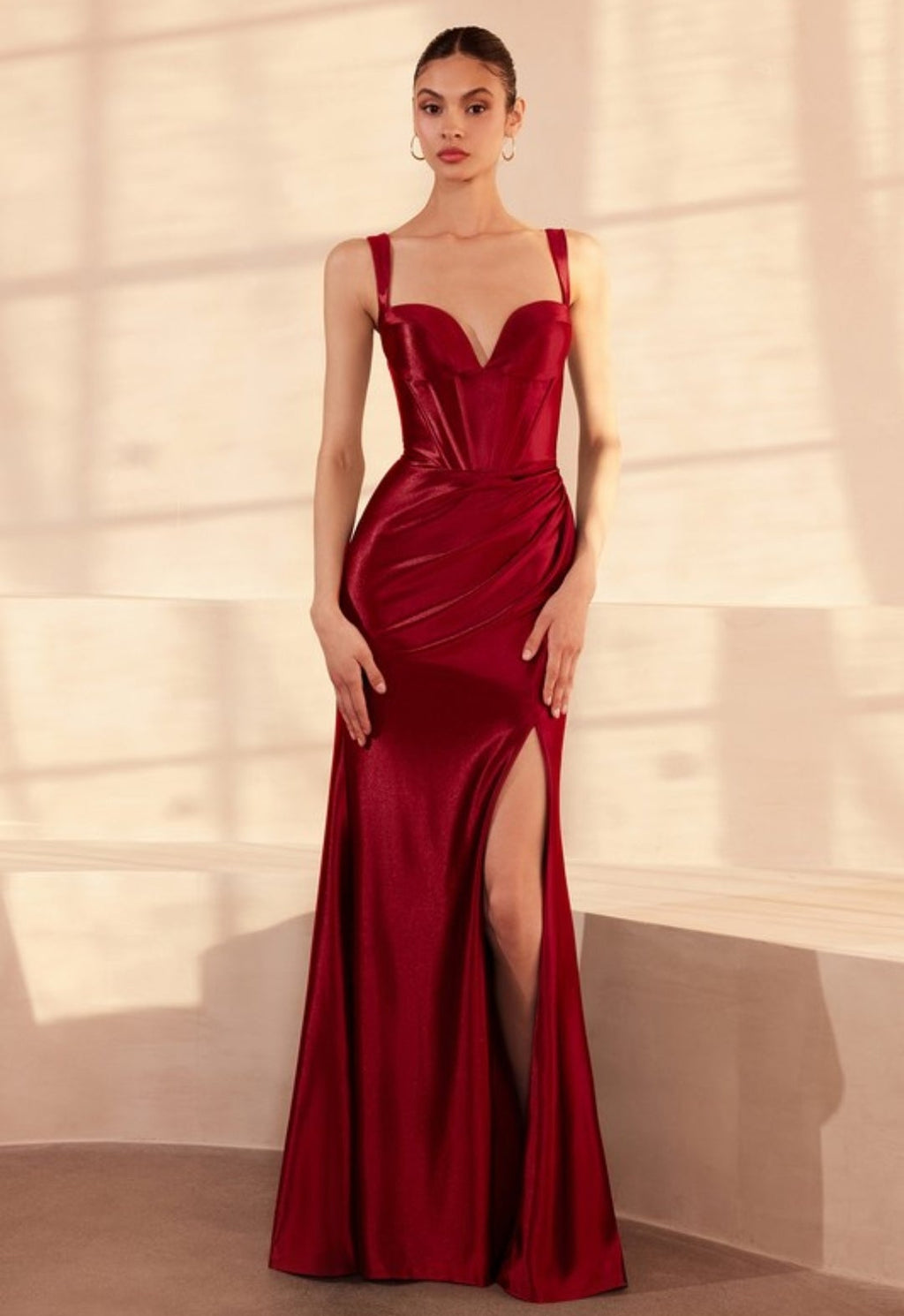 Vestido deep red satinado con escote corazón y abertura lateral