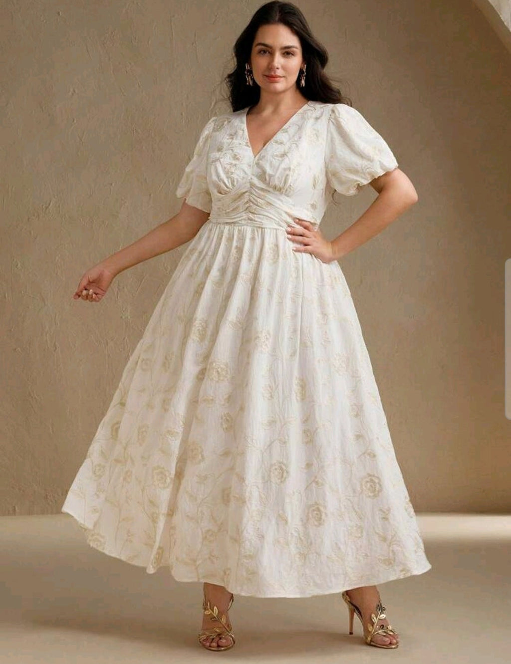 Vestido blanco bordado floral dorado manga bombacha