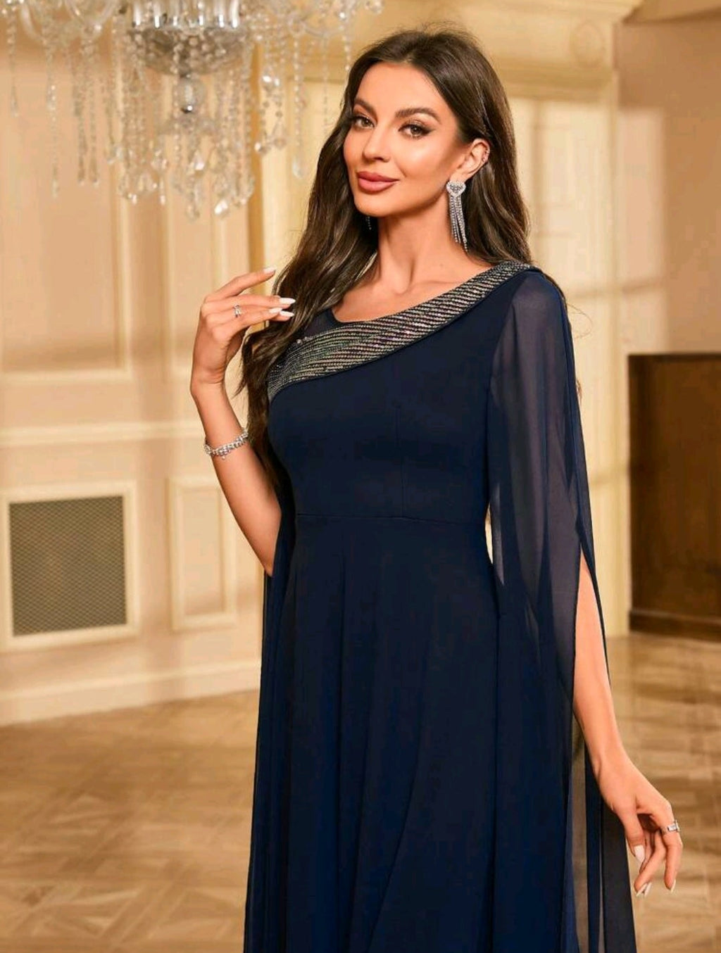 Vestido azul marino con manga tipo capa