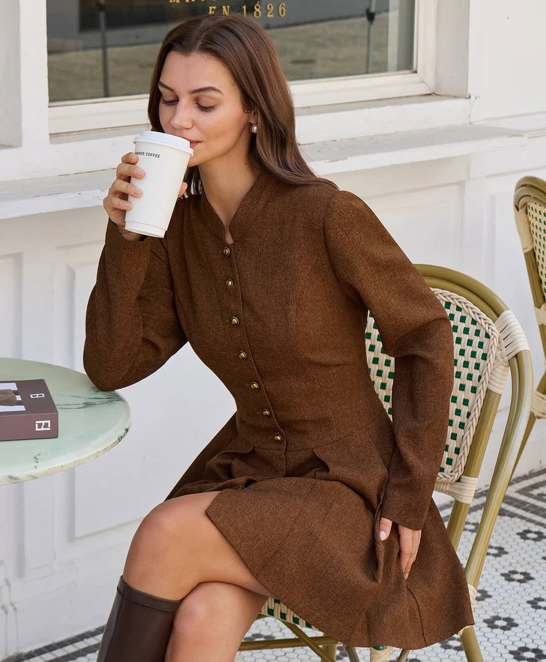 Vestido café mini manga larga