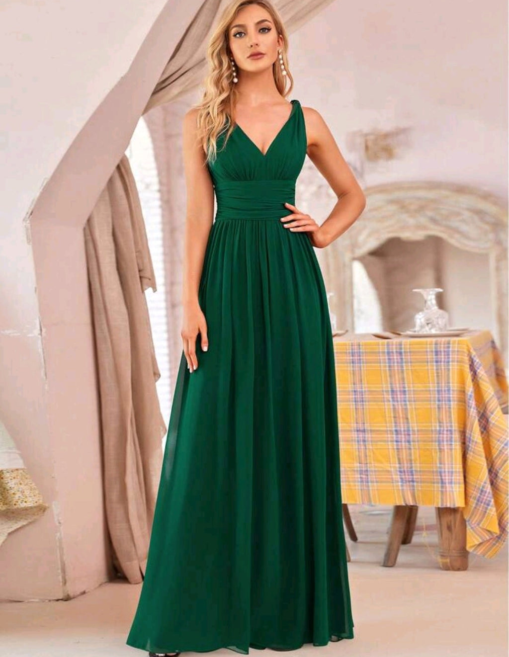 Vestido verde esmeralda con escote en V corte A