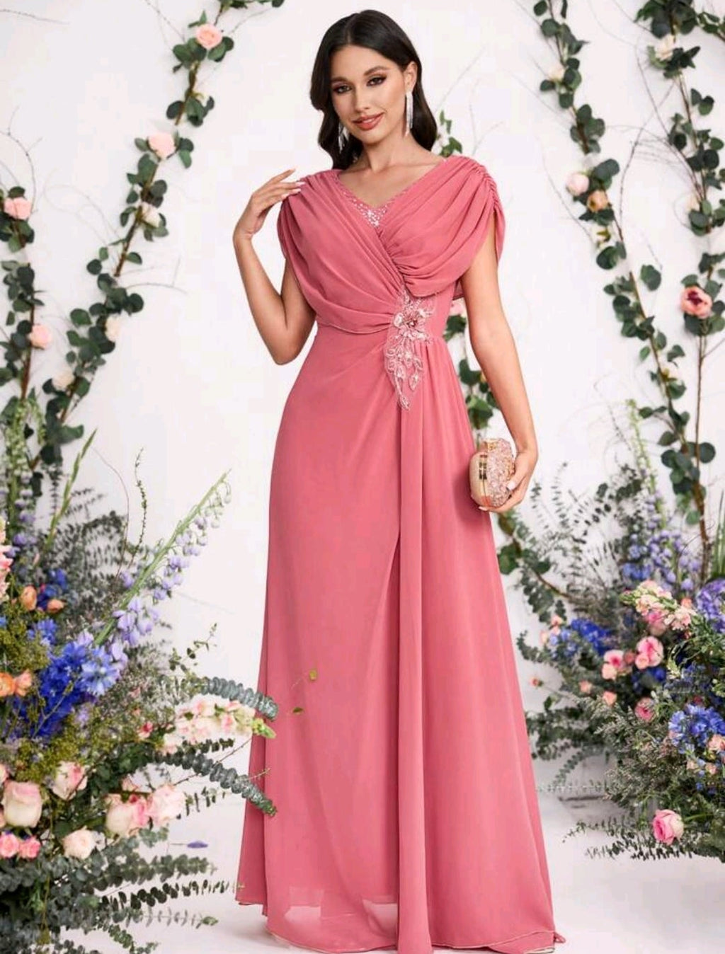Vestido coral largo con aplicación floral
