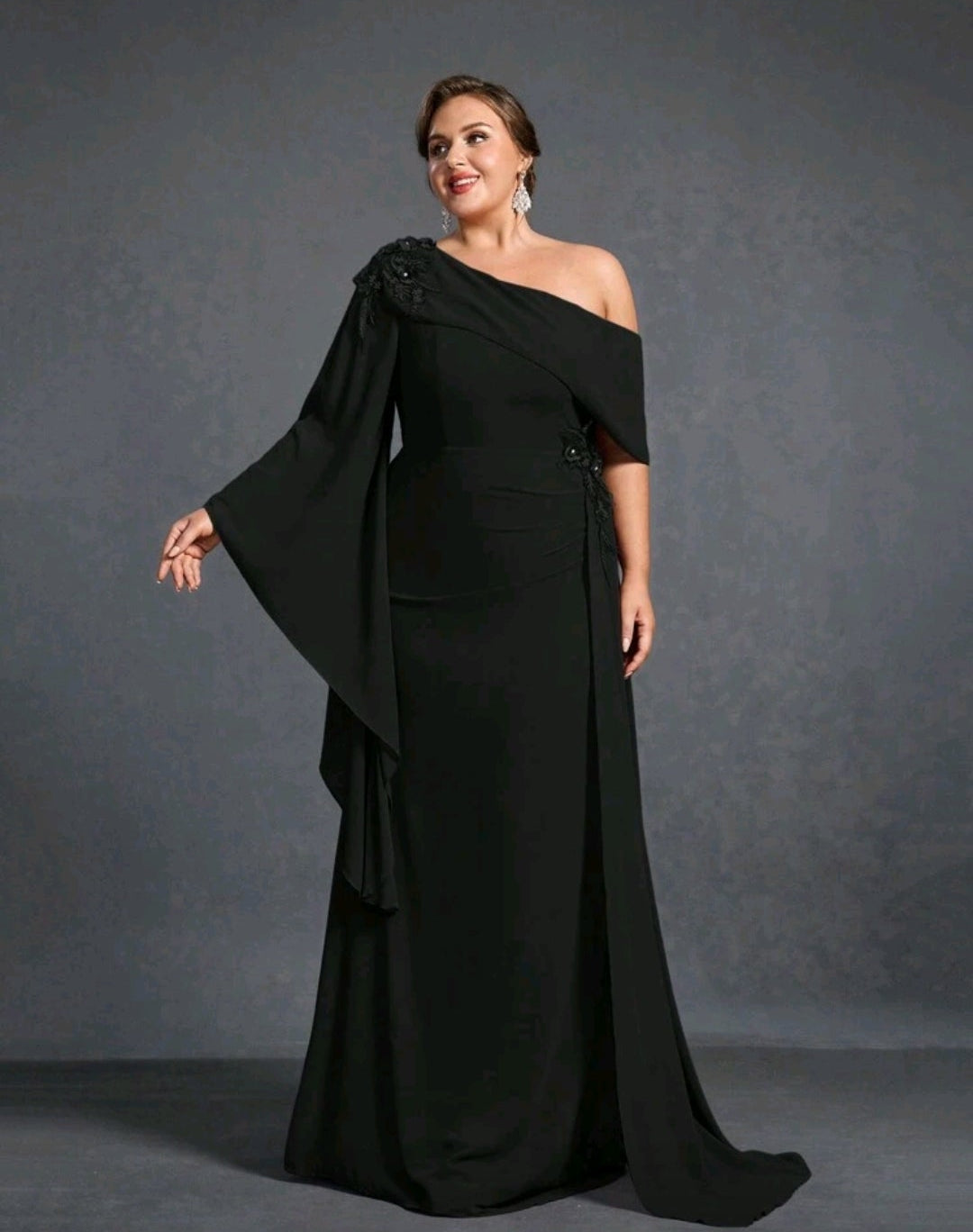 Vestido negro manga mariposa pegado al cuerpo